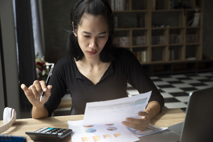 A woman reviewing the performance of her retirement investments. 